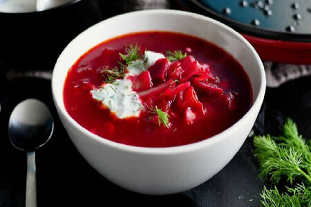 Борщ с чесночной пампушкой