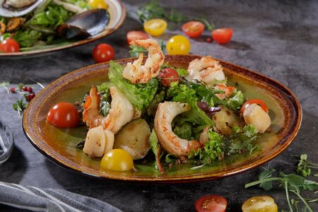 Салат с морскими гребешками и креветками