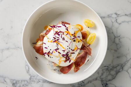 Ньокки с копченой уткой, белыми грибами и пеной из пармезана