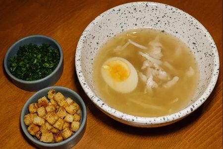 Куриный бульон с лапшой и сухариками