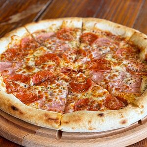 Пицца с ветчиной и пикантной Пепперони