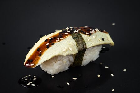 Суши с омлетом