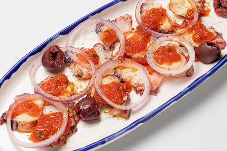 Осьминог, томатная сальса, оливки