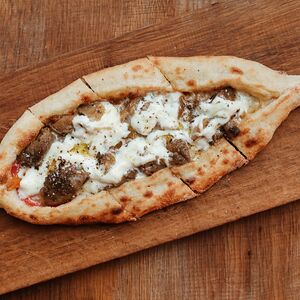 Пиде со страчателлой и печеными овощами 