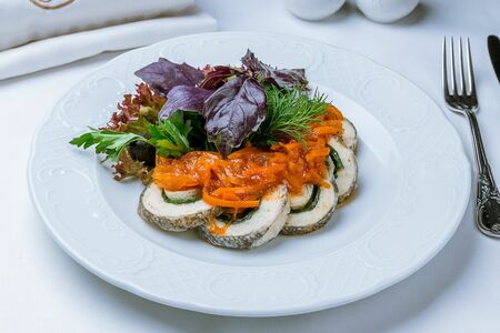 Рулетъ из щуки съ перепелинымъ яйцомъ