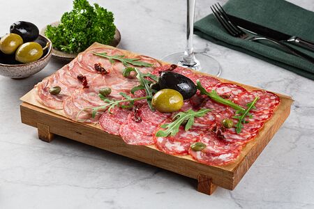 Антипасти Ассорти итальянских премиум колбас 