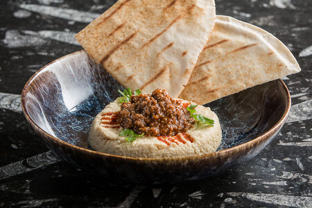 Хумус с говядиной чили и ливанской лепешкой