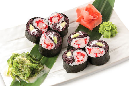 Фирменный ролл Black & White с тигровой креветкой