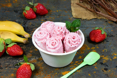 Мороженое Классика с клубникой и бананом