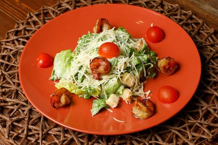 Салат Цезарь с креветками