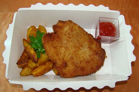 Шницель натуральный из cвинины и гарниром на выбор