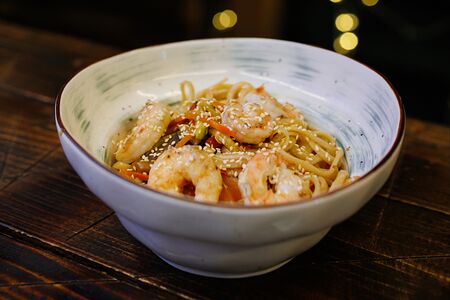 Wok с креветками