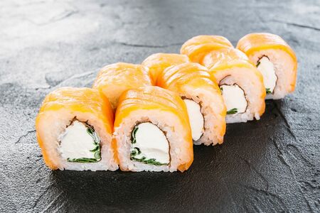 Ролл Филадельфия с зеленым луком