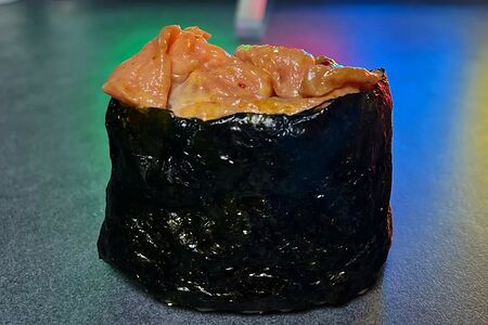 Запеченный гункан с лососем