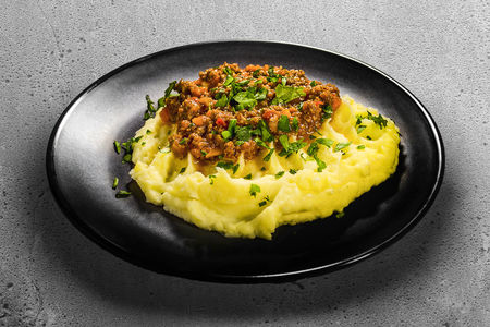 Картофельное пюре с мясным соусом болоньезе