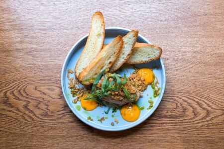 Паштет из печени цыпленка с булочкой бриошь