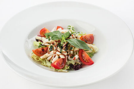 Теплый салат с кальмарами