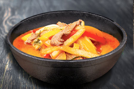 Красное карри с говядиной, кокосовым молоком и овощами