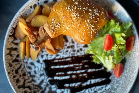 Утиная ножка в тесте с картофельным пюре