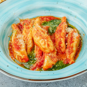 Кулурджонес с рикоттой и шпинатом в томатном соусе