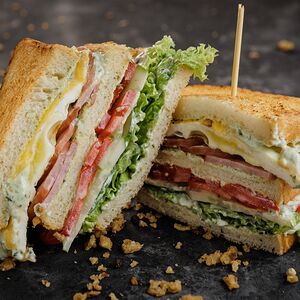 Сэндвич с пепперони и беконом