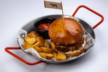 Бургер с карамельным луком и беконом