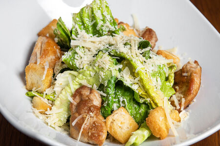 Салат Цезарь с курицей