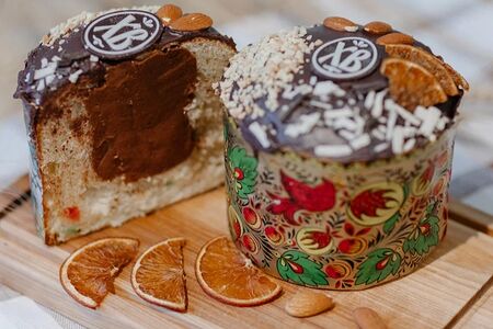 Кулич с шоколадной начинкой