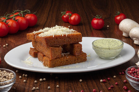 Гренки с чесночком и соусом