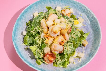 Цезарь с тигровой креветкой су-вид