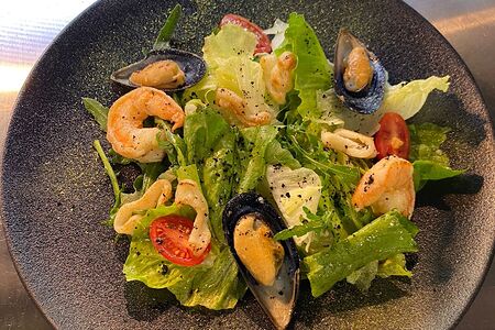 Теплый салат с морепродуктами