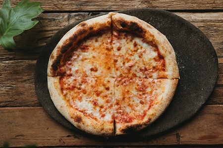 Моцарелла, томатный соус, базилик