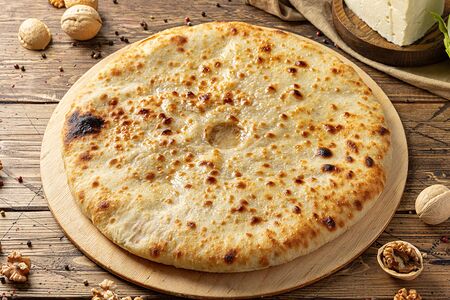 Осетинский пирог с капустой, орехами и сыром