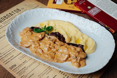 Медальоны из говядины с соусом из белых грибов