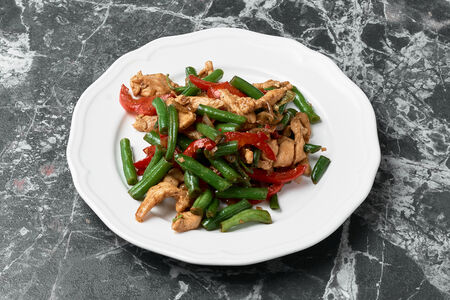 Куриное филе со стручковой фасолью и перчиком чили