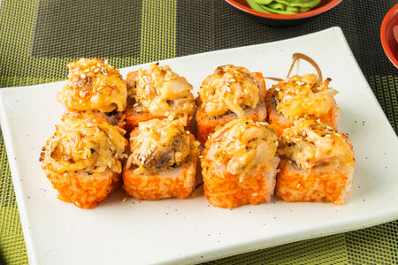 Запеченный ролл с крабом