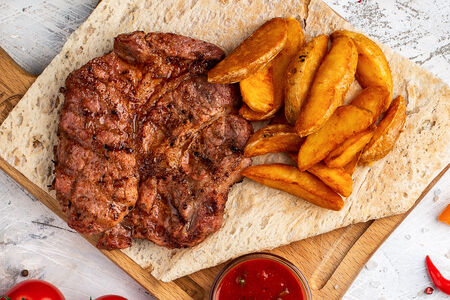 Стейк из свинины с картофелем айдахо