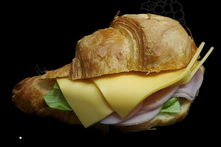 Круассан с ветчиной и сыром чеддер