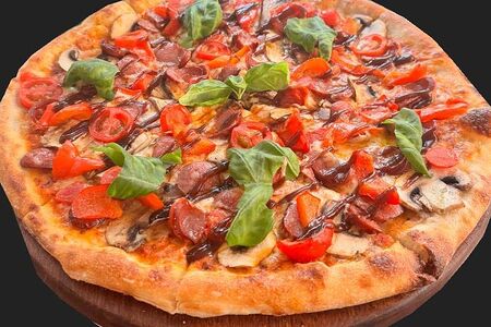 Пицца охотничья с колбасками