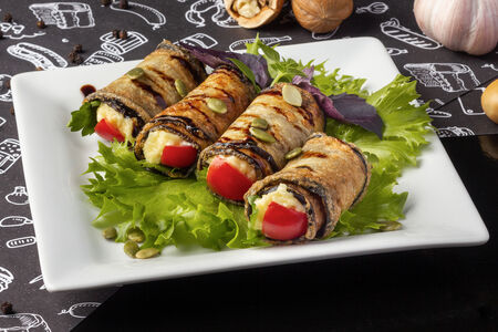 Рулетики из баклажан