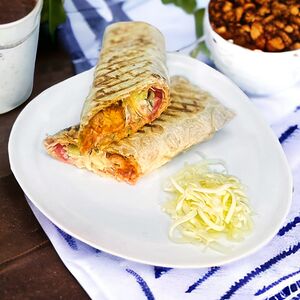 Фирменная шаурма с курицей и сыром