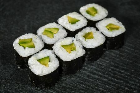 Ролл с авокадо