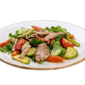 Теплый салат со свининой и овощами