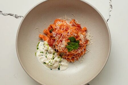 Паста с томатами и страчателлой