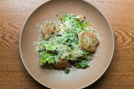 Салат Цезарь с куриным бедром гриль