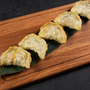 Жареные пельмени с креветочным фаршем, джусаем и яйцом