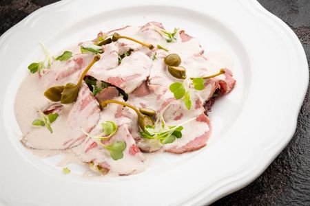 Вителло тоннато с рукколой