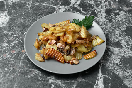 Жаренный с грибами картофель