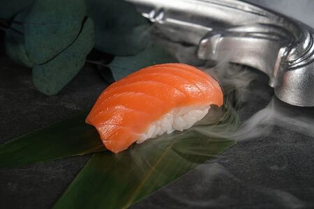 Суши лосось
