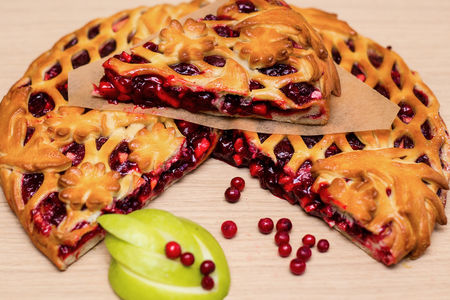 Пирог с яблоками и брусникой